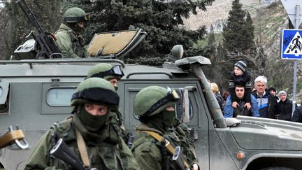 Des militaires &agrave; la fronti&egrave;re ukrainienne sur la base de&nbsp;Balaklava, en Crim&eacute;e (Ukraine), le 1er mars 2014. (VIKTOR DRACHEV / AFP)