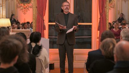 L'acteur Lambert Wilson en pleine lecture, durant la première édition des Nuits de la lecture. 8000 manifestations sont prévues partout en France jusqu'à dimanche soir. (MIGUEL MEDINA / AFP)