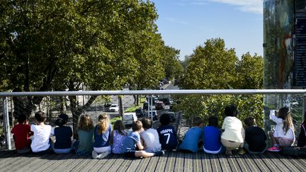 Des enfants regardent des embouteillages, à Paris, le 2 octobre 2023. (Photo d'illustration). (MAGALI COHEN / HANS LUCAS)