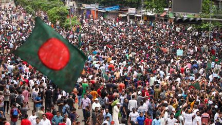 Des manifestants descendent dans les rues de Dhaka, la capitale du Bangladesh, le 5 août 2024. (ABU SUFIAN JEWEL / MIDDLE EAST IMAGES / AFP)