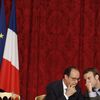 François Hollande et Emmanuel Macron discutent lors d'un conseil stratégique à l'Elysée, le 16 juin 2015. (DENIS ALLARD / REA)