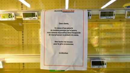 Un rayonnage de beurre entièrement vide dans un supermarché&nbsp;de Rezé (Loire-Atlantique), le 25 octobre 2017. (LOIC VENANCE / AFP)