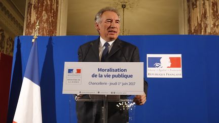 François Bayrou, alors ministre de la justice, présente le projet de loi de moralisation de la vie publique -et l'idée d'une "banque de la démocratie", le 1er juin 2017, à Paris.&nbsp; (FRANCOIS GUILLOT / AFP)