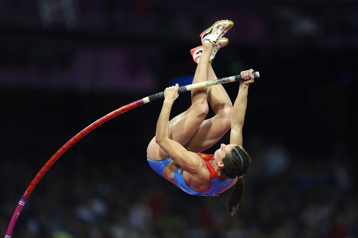 La Russe Yelena Isinbayeva lors de la finale du concours de saut &agrave; la perche dans le Stade olympique de Londres, le 6 ao&ucirc;t. (ADRIAN DENNIS / AFP)