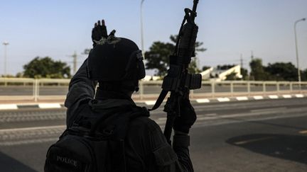 Un soldat israélien sur une route du sud d'Israël, près de Sderot, lors de l'attaque du Hamas, le 8 octobre 2023. (RONALDO SCHEMIDT / AFP)