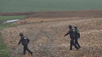 Des enquêteurs polonais près du lieu de l'explosion d'un missile à Przewodow (Pologne), le 16 novembre 2022. (AFP)