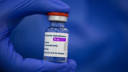 Une fiole du vaccin AstraZeneca, à Dresde (Allemagne), le 20 mars 2021. (ROBERT MICHAEL / DPA-ZENTRALBILD / AFP)