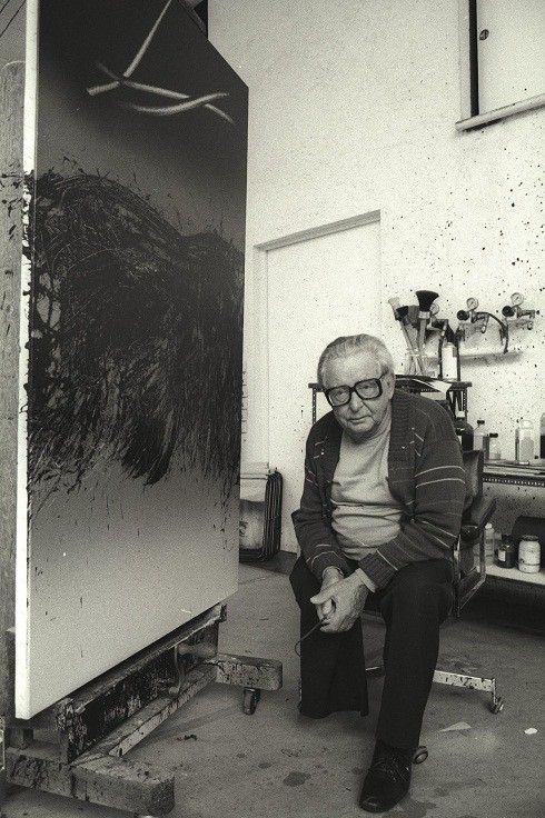 Hans Hartung en 1985 dans son atelier de la fondation Hartung-Bergman à Antibes
 (Francis Apesteguy)