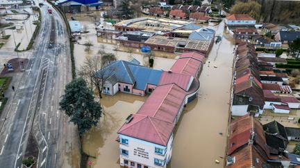 Photo aérienne de la ville d'Arques, dans le Pas de Calais, inondée par la crue de la rivière Aa, le 4 janvier 2024. (DENIS CHARLET / AFP)