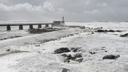 Des vagues frappent un phare aux&nbsp;Sables-d'Olonne (Vendée), le 7 juin 2019. (SEBASTIEN SALOM-GOMIS / AFP)