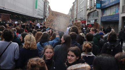 Tous les âges sont représentés dans les cortèges contre la réforme des retraites. ici, le 23 mars 2023 à Lille. (FRANCOIS CORTADE / RADIO FRANCE)