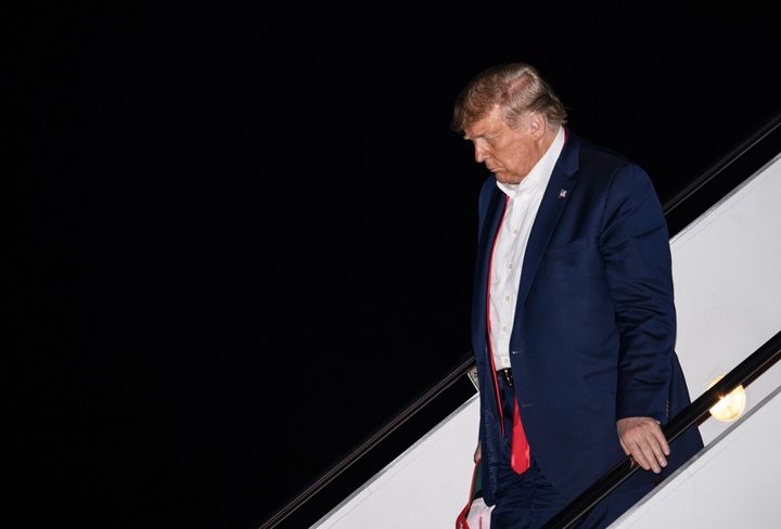 Le président américain Donald Trump fait la tête, le 21 juin 2020, en rentrant à la Maison Blanche après un meeting raté à Tulsa (Oklahoma). (NICHOLAS KAMM / AFP)