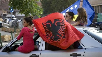 Des albanophones du Kosovo célèbrent le jugement de la CIJ à Mitrovica le 22 juillet 20190 (AFP - LAURA BOUSHNAK)