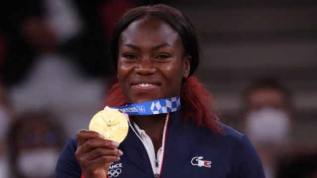 Tout simplement la patronne ! Clarisse Agbégnénou prend le dessus sur sa grande rivale Tina Trstenjak en finale. L'Or olympique au bout d'un voyage fabuleux et rempli d'émotions. Merci Clarisse !