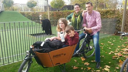 &nbsp; (Peggy Schmidt et toute sa petite famille vivent sans voiture depuis début octobre © Radio France / Benjamin Illy)