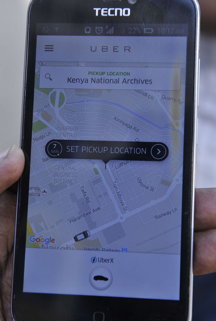 Un simple clic sur son smartphone pour commander un taxi Uber. A Nairobi, la course est facturée deux fois moins chère que les taxis traditionnels. (Photo AFP/Simon Maina)