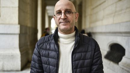 Saïd Djabelkhir, à l'extérieur du&nbsp;tribunal de Sidi M'Hamed à Alger&nbsp;(Algérie), le 22 avril 2021. (RYAD KRAMDI / AFP)