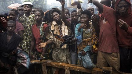 Face au manque de soutien international, les forces africaines de la MISCA et l’armée française peinent à contenir les massacres et le nettoyage ethnique. Le pays compte près d’un million de déplacés, soit un quart de sa population, auxquels il faut apporter nourriture et soins dans des conditions de sécurité déplorables. VOIR LE REPORTAGE
 
 ( William DANIELS / Panos Pictures (http://bit.ly/1n1ulak))