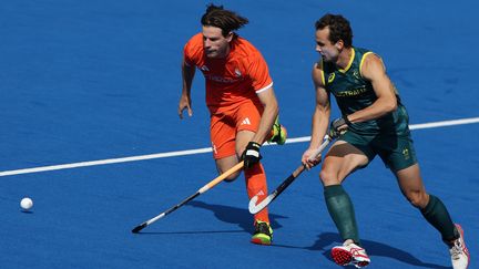 Thomas Craig, à droite, lors des quarts de finale de hockey sur gazon entre l'Australie et les Pays-Bas, pendant les Jeux olympiques de Paris, le 4 août 2024. (AHMAD GHARABLI / AFP)