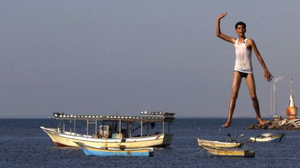 Un jeune Palestinien s'amuse devant le port de Gaza (Palestine), le 27 ao&ucirc;t 2012. (HATEM MOUSSA / AP / SIPA)