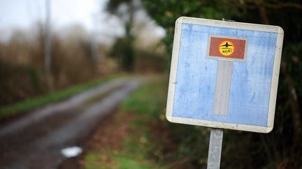 Un autocollant hostile au projet d'a&eacute;roport de Notre-Dame-des-Landes (Loire-Atlantique) sur un panneau de signalisation, le 27 f&eacute;vrier 2014, &agrave; Notre-Dame-des-Landes. (JEAN-SEBASTIEN EVRARD / AFP)