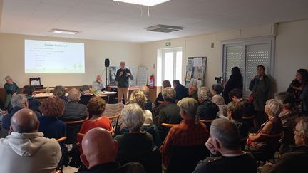 A public meeting against the project of a start-up to build three biokerozene manufacturing plants near Pau (Pyrénées-Atlantiques).  (GUILLAUME FARRIOL / RADIOFRANCE)