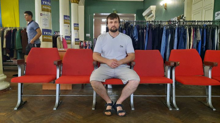 Alekseï, habitant de Kherson, au centre d'accueil des réfugiés de Krivih Rih. (THIBAULT LEFEVRE / RADIOFRANCE)