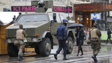 &nbsp; (Présence militaire et policière renforcée samedi matin dans le centre-ville de Bruxelles après que la Belgique a relevé dans la nuit son niveau d'alerte terroriste au maximum, le niveau 4, pour la capitale belge et sa région © REUTERS/Youssef Boudlal)