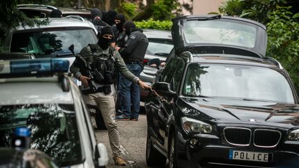 Des policiers le 27 mai 2019 à Oullins (Rhône), en banlieue lyonnaise, après l'arrestation d'un suspect dans l'enquête sur l'explosion d'un colis piégé. (NICOLAS LIPONNE / NURPHOTO / AFP)