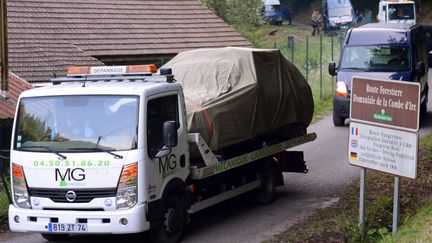 Une d&eacute;panneuse emporte la voiture dans laquelle&nbsp;quatre personnes ont &eacute;t&eacute; tu&eacute;es &agrave; Chevaline, en Haute-Savoie, le 6 septembre &nbsp;2012. (PHILIPPE DESMAZES / AFP)