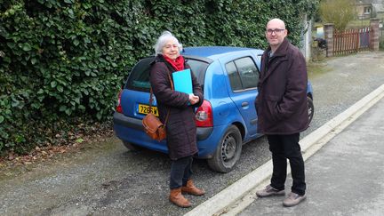 Sonia et Fred, les deux militants du NPA, sur les routes de l'Aisne, le 22 février 2017. (MARGAUX DUGUET / FRANCEINFO)