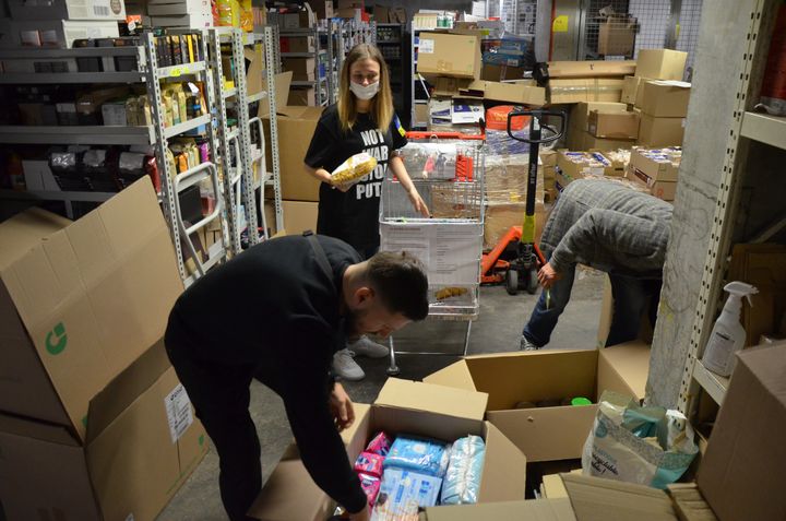 Elena Datsiuk et des volontaires ukrainiens rangent des dons collectés auprès de clients d'un supermarché de Nice (Alpes-Maritimes), le 28 février 2022. (YANN THOMPSON / FRANCEINFO)