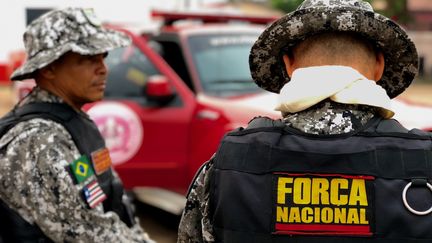 Les hommes de la force nationale brésilienne sont arrivés en renfort dans la région de Rondonia en Amazonie. (MATTHIEU MONDOLONI / FRANCEINFO)