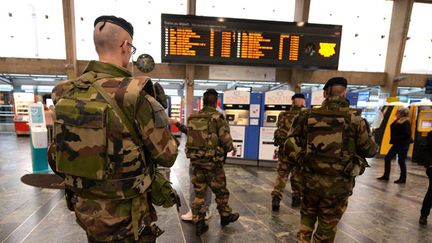 &nbsp; (Contrôles Vigipirate dans le hall et sur les quais de la gare de Nantes © MaxPPP)