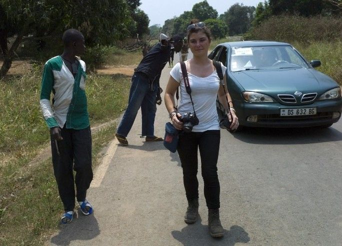 Camille Lepage dans son quotidien de photo-reporter, rprise  en photo en février 2014 à Damara, au nord de Bangui.
 (FRED DUFOUR / AFP)