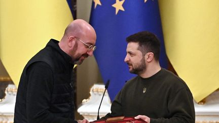 Le président du Conseil européen Charles Michel et Volodymyr Zelensky lors d'une conférence de presse, à Kiev, le 19 janvier 2023. (SERGEI SUPINSKY / AFP)