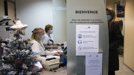 Une femme se fait dépister au Covid-19 avant de passer les fêtes de fin d'année en famille, à Lille, le 22 décembre 2020. (JEANNE FOURNEAU / HANS LUCAS)