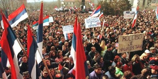 Des milliers de Serbes dans les rues de Pristina, le 23 mars 1998, demandent le départ de la population albanaise du Kosovo. (AFP/JOEL ROBINE)