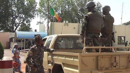 &nbsp; (Des renforts militaires ont pris position à Bamako. La capitale malienne est en état d'urgence après l'attaque d'un hôtel international revendiquée par un groupe djihadiste qui a fait 19 morts © Radio France / Gilles Gallinaro)