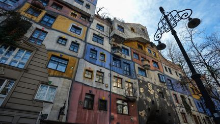 Les maisons d'Hundertwasser, à Vienne (Autriche), le 9 mars 2018. (ALEXEY VITVITSKY / AFP)