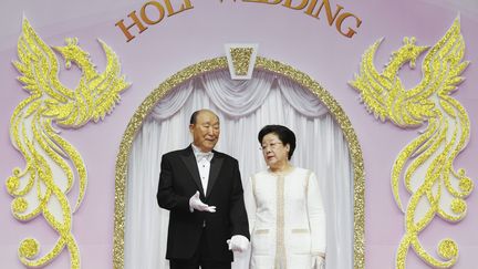 Sun Myung Moon et son &eacute;pouse Han Hak-ja lors d'une c&eacute;r&eacute;monie de mariage de masse en Cor&eacute;e&nbsp;du Sud, le 24 mars 2012. (LEE JAE-WON / REUTERS)