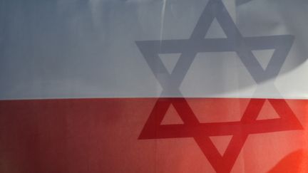 Les drapeaux polonais et israélien à Cracovie, en Pologne, le 6 avril 2018. (photo d'illustration)&nbsp; (ARTUR WIDAK / NURPHOTO / AFP)