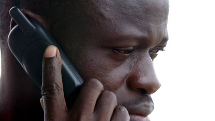 Un homme en conversation téléphonique à Abidjan en Côte d'Ivoire&nbsp; (MAXPPP)