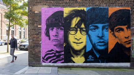 Une fresque représentant les membres des Beatles sur un mur de Liverpool. (PETER POWELL / EPA)