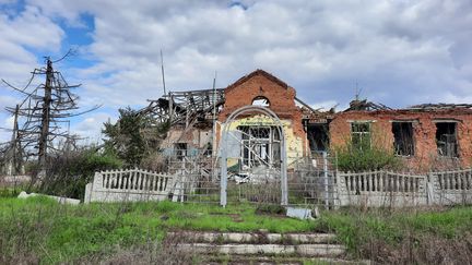 L'école de Grakove complètement détruite, comme la plupart des bâtiments du village. (MATHILDE DEHIMI / RADIO FRANCE)