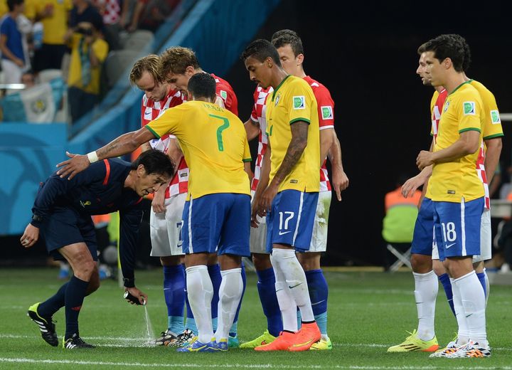 L'arbitre japonais Yuichi Nishimura marque une ligne temporaire &agrave; l'aide d'un spray, lors du match entre le Br&eacute;sil et la Croatie, le 12 juin 2014 &agrave; Sao Paulo (Br&eacute;sil). (CEM OZDEL / ANADOLU AGENCY / AFP)