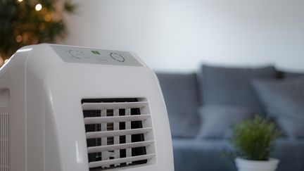 Un climatiseur mobile pour rafraîchir une pièce ou une chambre. Attention à&nbsp;programmer des cycles plutôt que de l’allumer et de l’éteindre pour de courtes durées.&nbsp; (ICY MACLOAD / MOMENT RF / GETTY IMAGES)