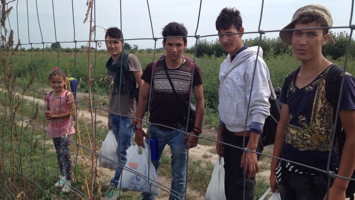 Une famille d'Afghans marchant le long de l'autoroute d'Horgos. (ELISE LAMBERT / FRANCE TV INFO)