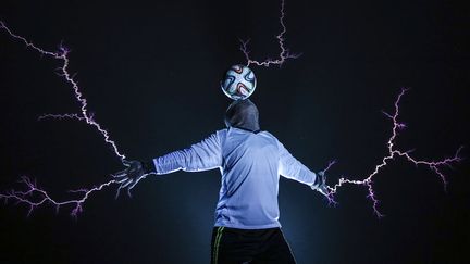 Un membre des&nbsp;Thunderbolt Craziness, un groupe c&eacute;l&egrave;bre pour ses performances r&eacute;alis&eacute;es au moyen de bobines Tesla, se produit en l'honneur de la Coupe du monde de football &agrave; Changle (Chine), le 12 juin 2014. (REUTERS)