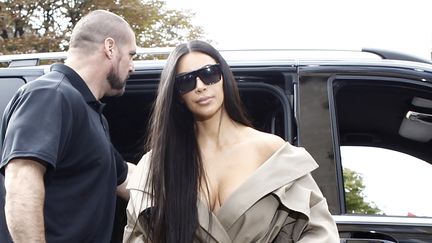 Kim Kardashian et son garde du corps à Paris, le 2 octobre 2016, avant le braquage dont a été victime la star de la téléréalité. (MEHDI TAAMALLAH / NURPHOTO / AFP)